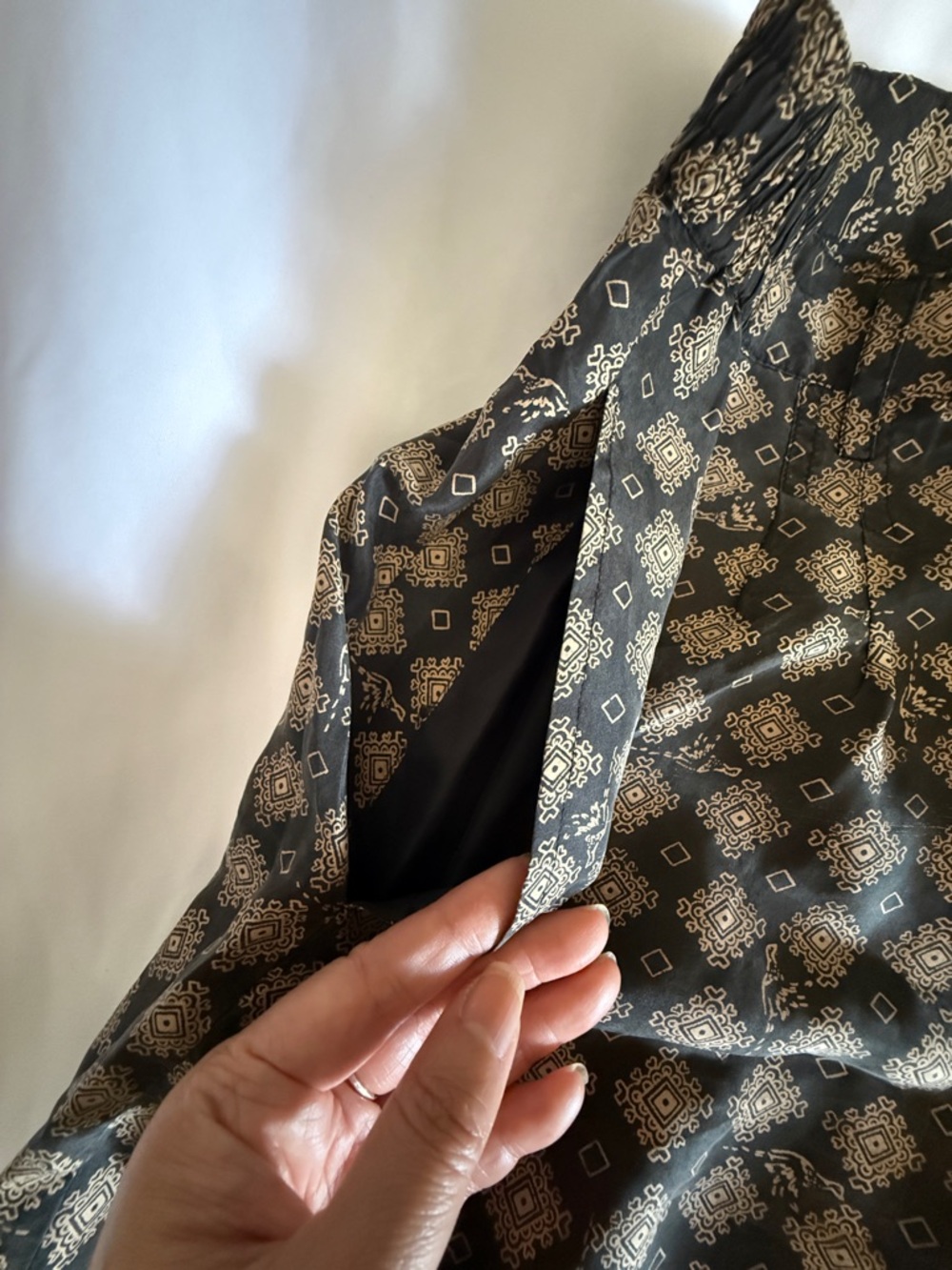 Vintage 90’s Robert Stock Black & Beige Geometric & Bird Design Silk Shorts - M - Picture 7 of 12